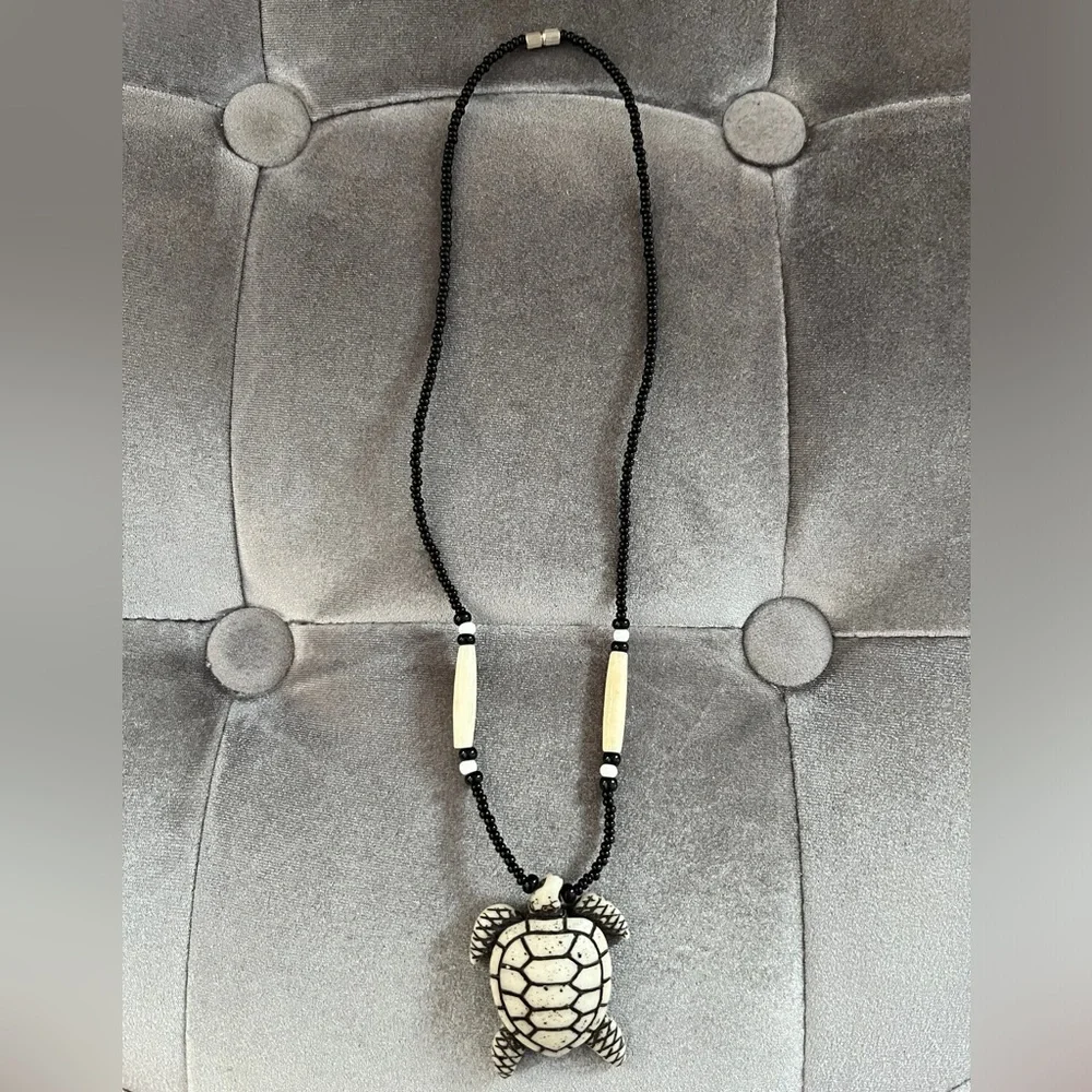 Beaded Turtle Hawaiian necklace - Picture 1 of 4
